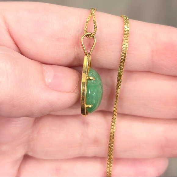 Vintage 14K Gold Jade Pendant: Filigree Scarab Solitaire - Picture 6 of 10